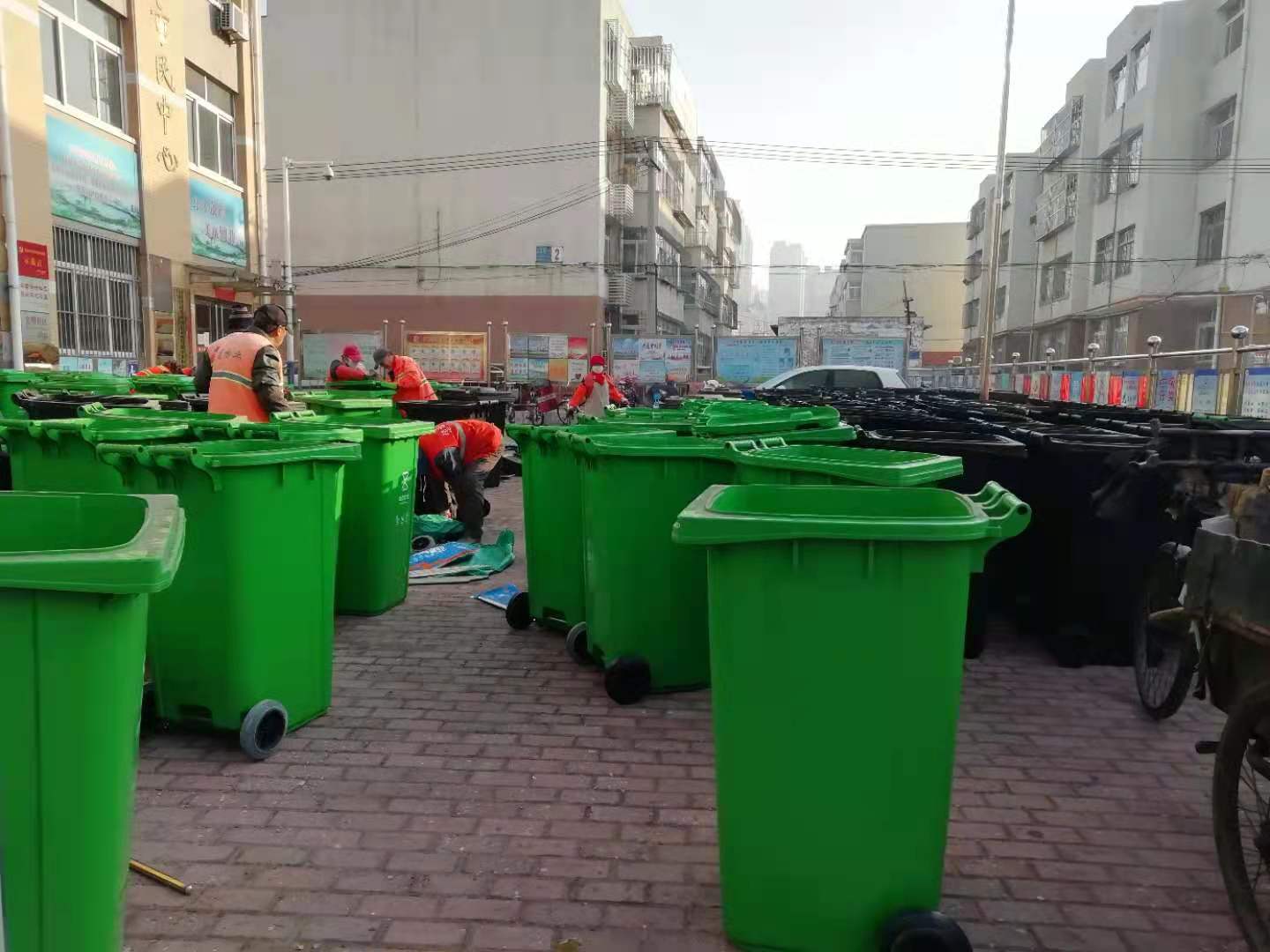 融通物業協助街道辦小區組裝分發垃圾分類垃圾箱